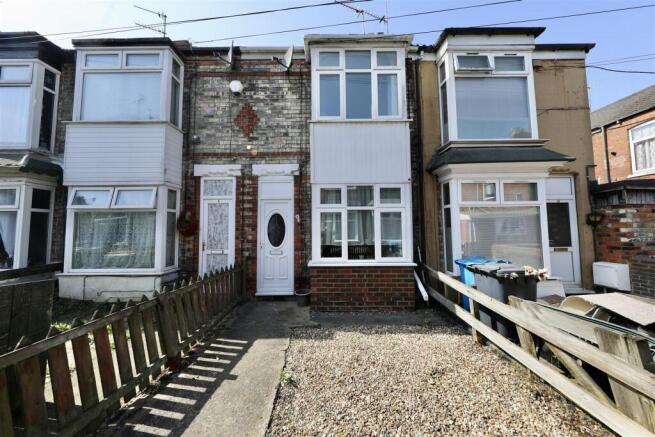 2 bed property, in Chester Avenue, £90,000