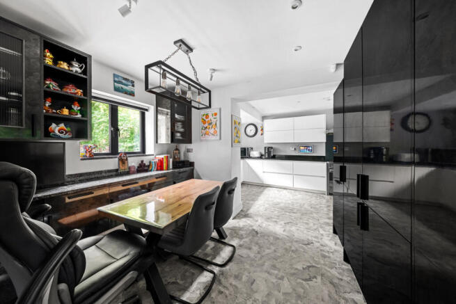4 bed property, in Park Road, £900,000
