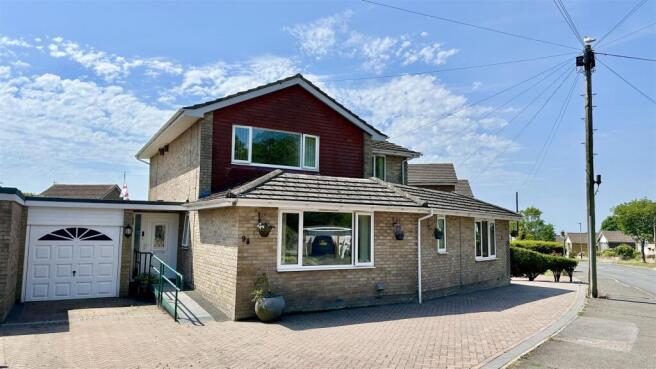 5 bed property, in Parkstone Road, £424,950