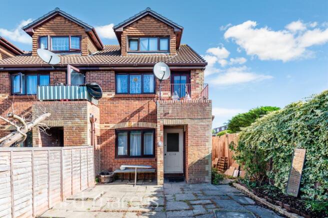 1 bed property, in Veronica Gardens, £215,000