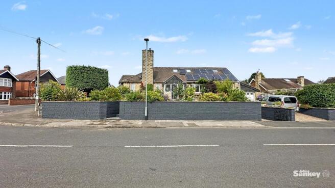 4 bed property, in Robin Down Lane, £400,000