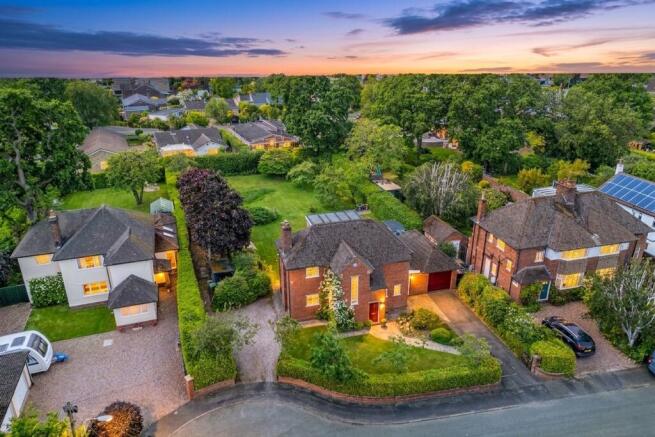 3 bed property, in Sat in over 1/3 of an acre plot - 20 Sandfield Lane, £550,000