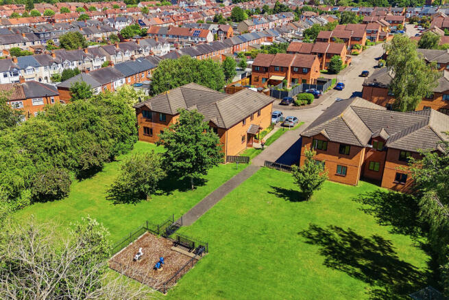 2 bed property, in Bakers Lane, £145,000