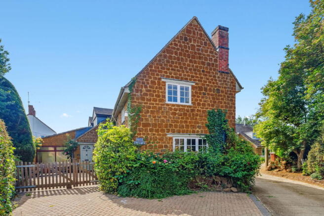 3 bed property, in Vale Cottage, £650,000
