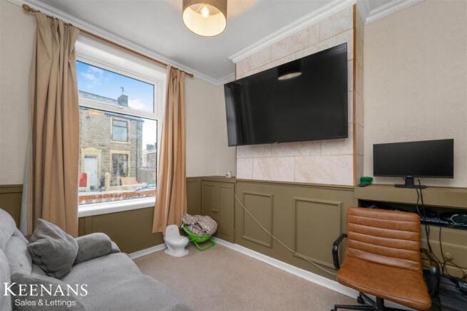2 bed property, in Shuttleworth Street, £90,000