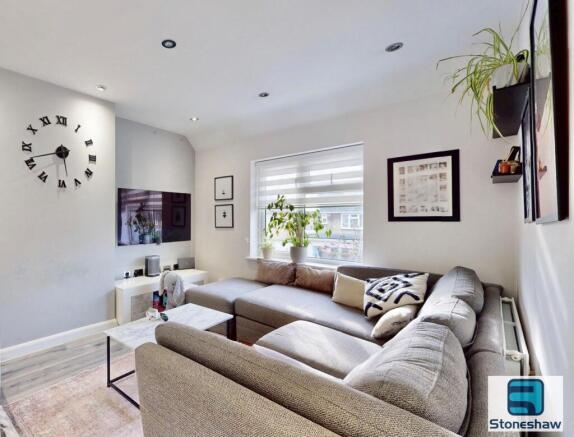 1 bed property, in Marlborough Road, £200,000
