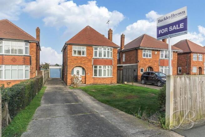 3 bed property, in Park Hall Road, £280,000