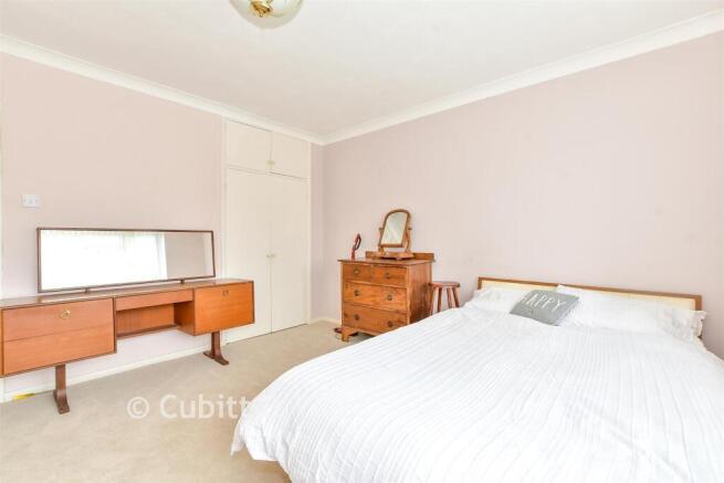 2 bed property, in Marama Gardens, £230,000
