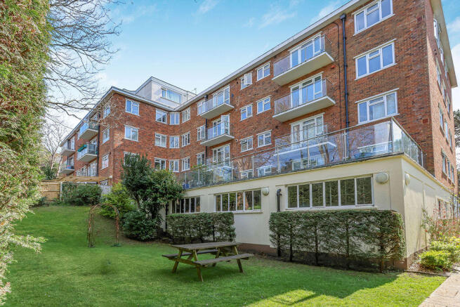 2 bed property, in Maderia Road, £250,000