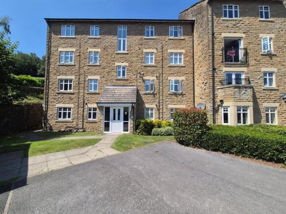 2 bed property, in Silk Mill Chase, £82,000