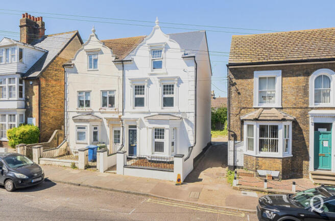 4 bed property, in Park Road, £350,000