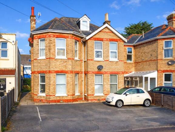 2 bed property, in Bournemouth BH4, £250,000