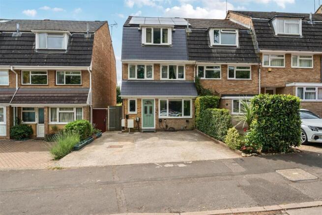 5 bed property, in Knighton Close, £675,000