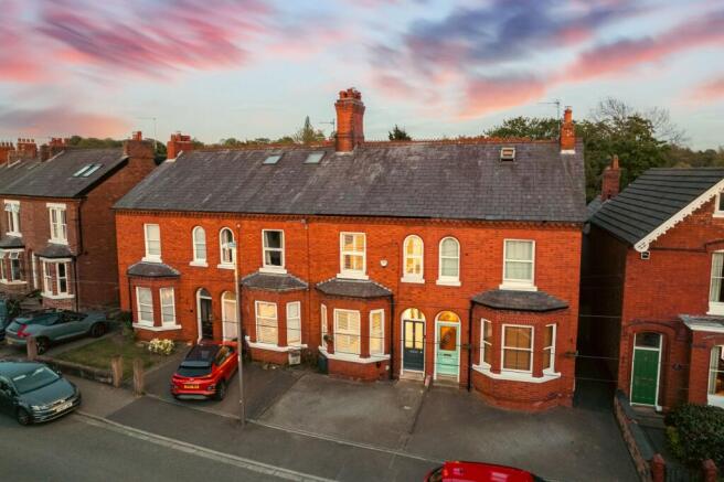 3 bed property, in The Crescent, £425,000