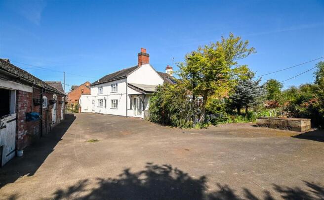 4 bed property, in Willow Farm, £895,000