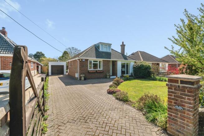 3 bed property, in Walkers Lane South, £425,000