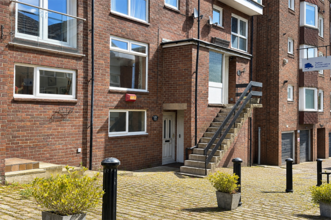 2 bed property, in Argyle Court, £180,000