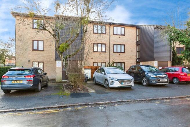 1 bed property, in Victoria Road, £130,000
