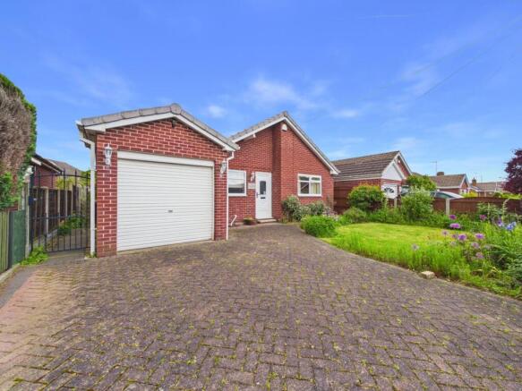 3 bed property, in Buckingham Way, £240,000