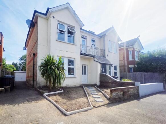 1 bed property, in Richmond Wood Road, £175,000