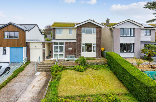 3 bed property, in Lower Warren Road, £695,000