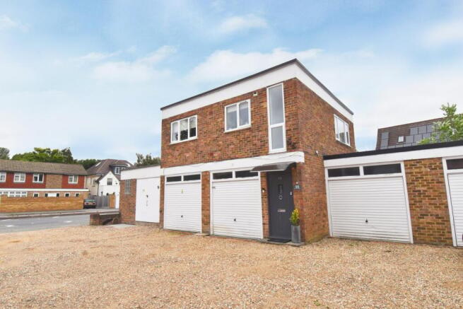 1 bed property, in Esher Road, £223,500