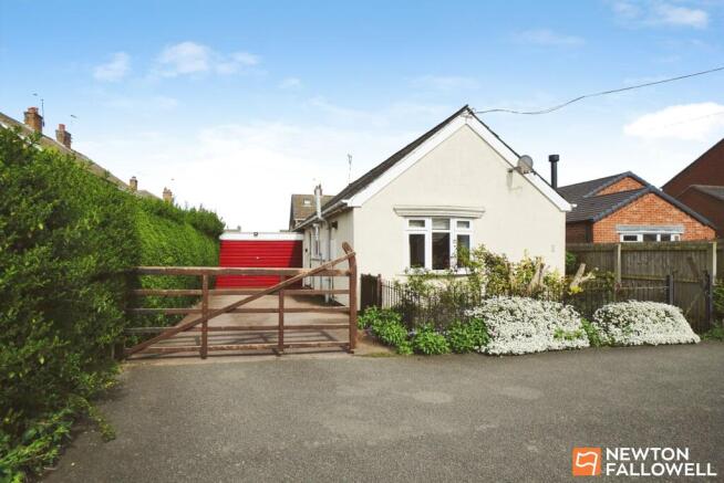 2 bed property, in Johns Avenue, £240,000