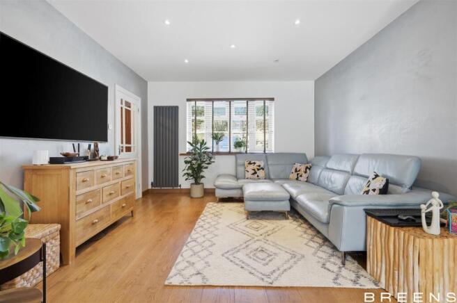 2 bed property, in Hillview Gardens, £450,000