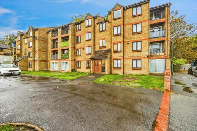 2 bed property, in Sandcliff Road, £220,000