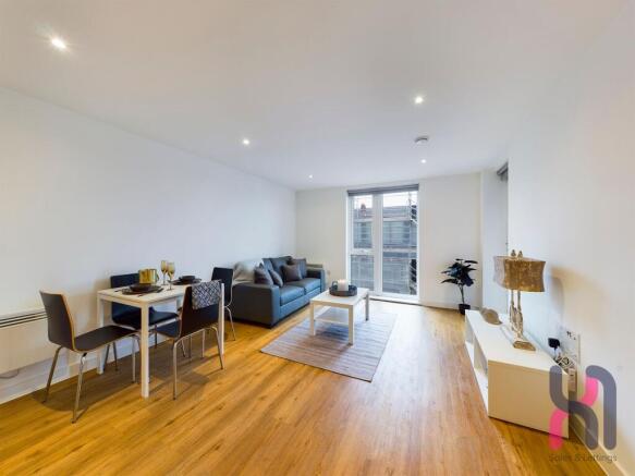2 bed property, in The Plaza, £185,000