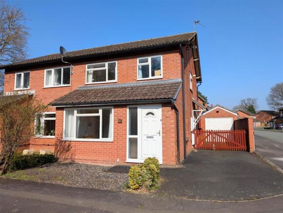 3 bed property, in 52 Bromley Road, £250,000