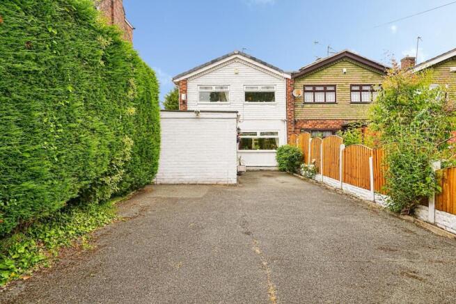 3 bed property, in Stanley Road, £125,000