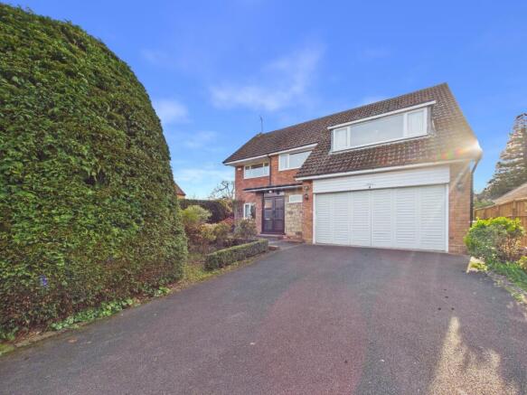 4 bed property, in Hernes Nest, £575,000