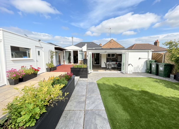 4 bed property, in The Gardens, £575,000