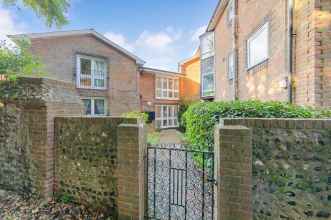 1 bed property, in Broomans Lane, £200,000