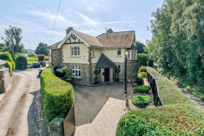 4 bed property, in Heol Simonston, £599,950