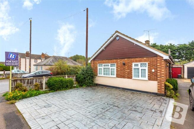 2 bed property, in Hatch Road, £450,000
