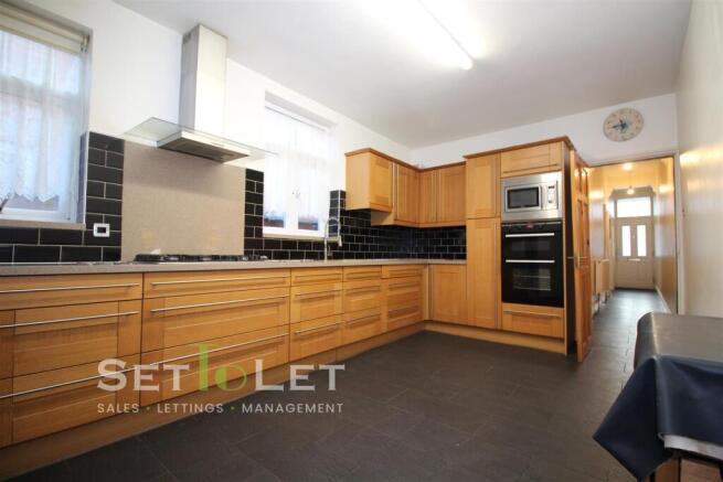 5 bed property, in Melbourne Road, £350,000