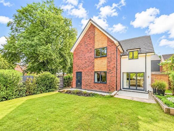 4 bed property, in Broadway, £525,000