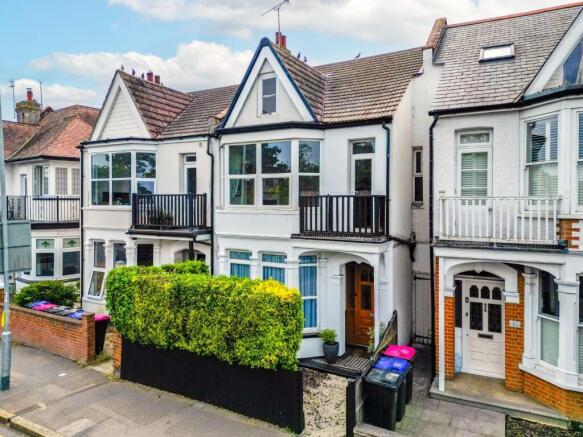 3 bed property, in Leigh Road, £475,000