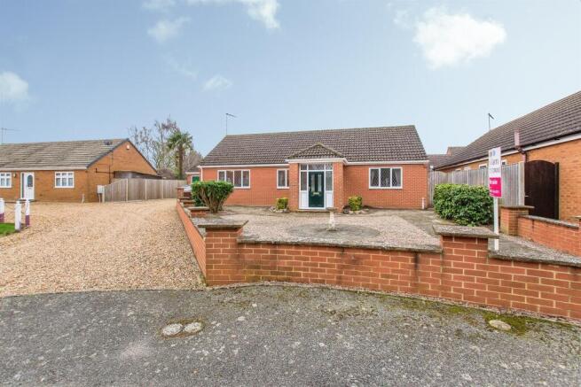 2 bed property, in St. Edmunds Drive, £300,000