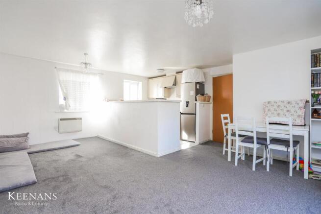 2 bed property, in Queens Road, £100,000