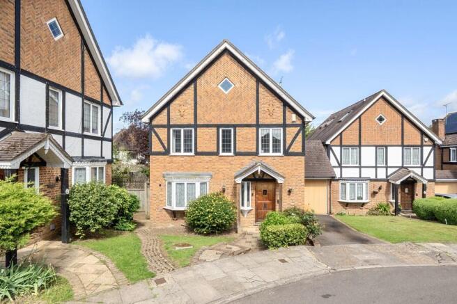 5 bed property, in Mountington Park Close, £900,000