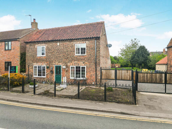4 bed property, in Main Road, £400,000