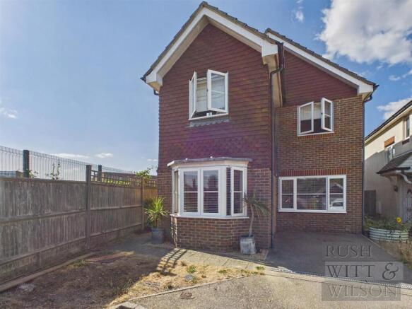 4 bed property, in Pashley Gardens, £425,000