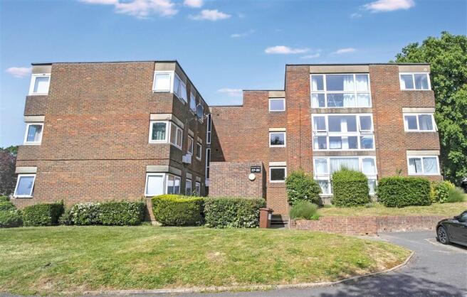 2 bed property, in Dormans Close, £309,000