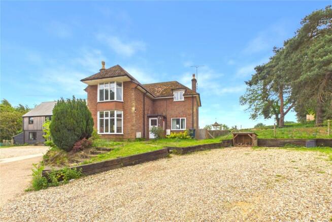 4 bed property, in Pine Grove, £595,000