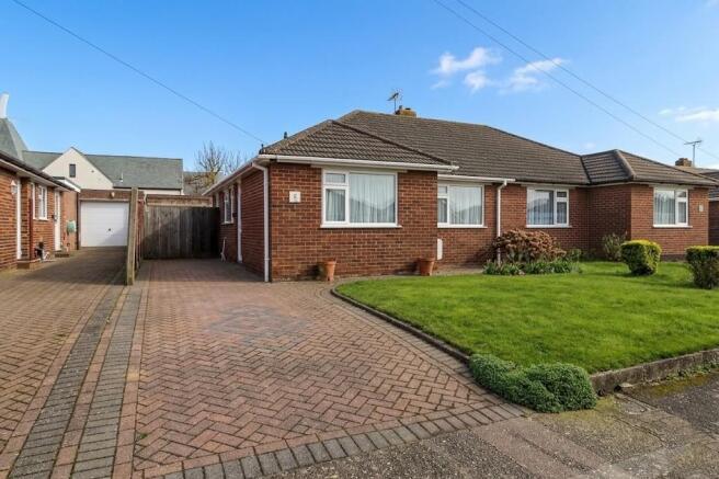 2 bed property, in Michelle Gardens, £280,000