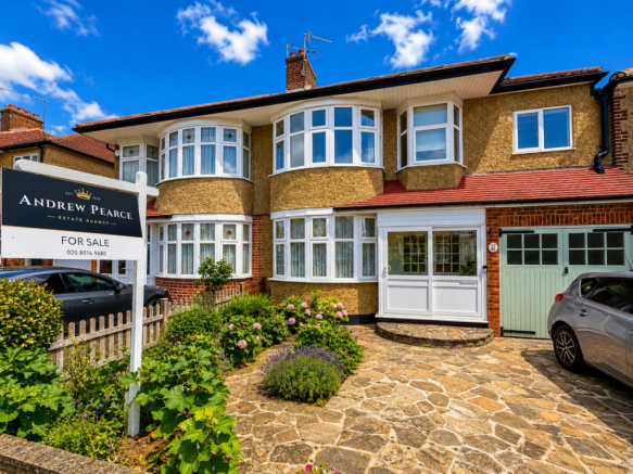 3 bed property, in Ruislip, £825,000