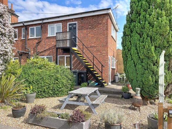 1 bed property, in Park Road, £115,000